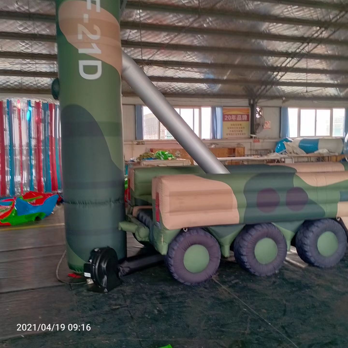 右玉军事演习中的充气目标车辆：模拟发射车雷达车坦克飞机